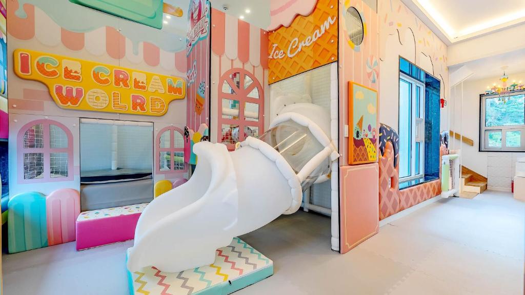 - une salle pour enfants avec un toboggan et une aire de jeux dans l'établissement Gyeonju Coo n eye kids poolvilla, à Gyeongju