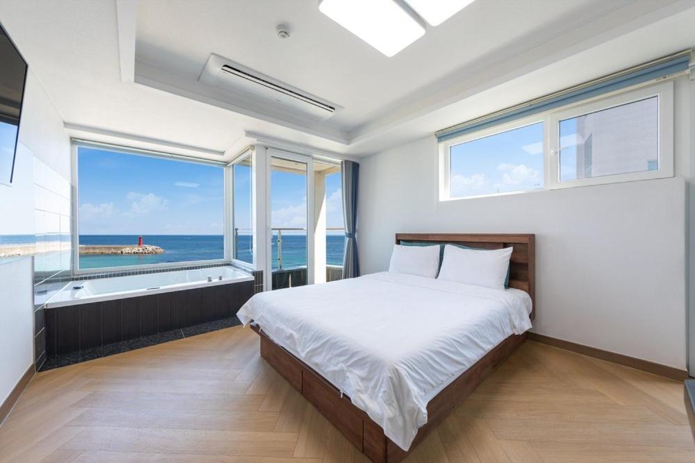 Postel nebo postele na pokoji v ubytování Gangneung Gugu Spa Pension