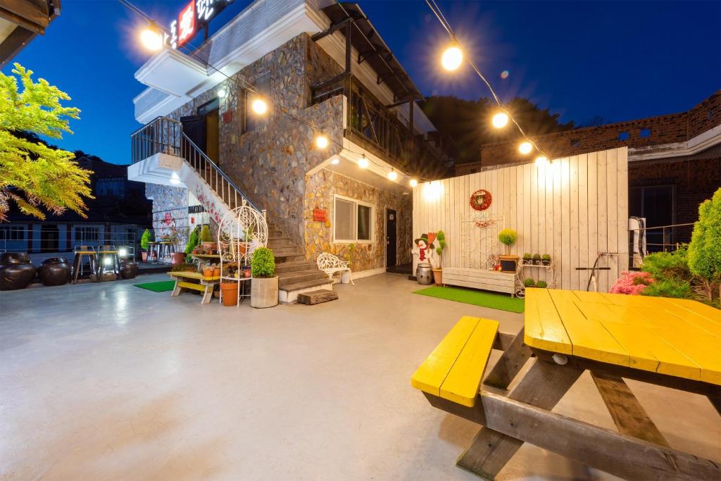 Patio nebo venkovní prostory v ubytování Geoje hagdongae pension