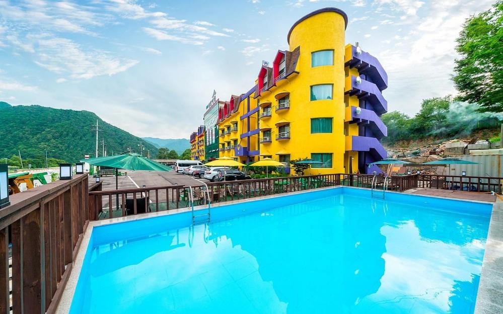 a large swimming pool in front of a building at Inje Tourist Hotel in Wŏrhang-ni