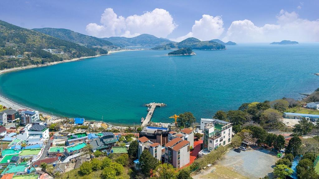 コジェにあるGeoje Lohas Condo Pensionの都市と水域の空中写真