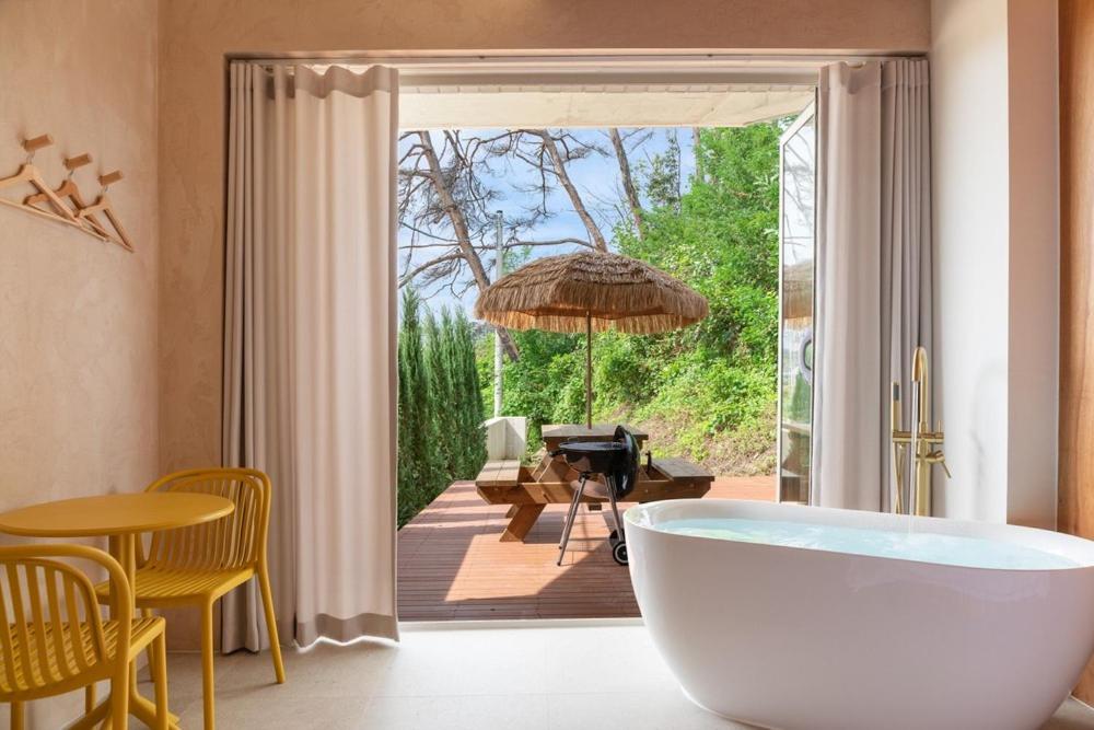 江陵市にあるGangneung Danjamのパティオ付きの客室で、バスルーム(バスタブ付)が備わります。