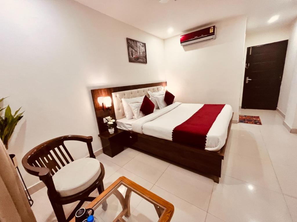 Postel nebo postele na pokoji v ubytování Hotel The Pacific- A luxury Hotel In Haridwar