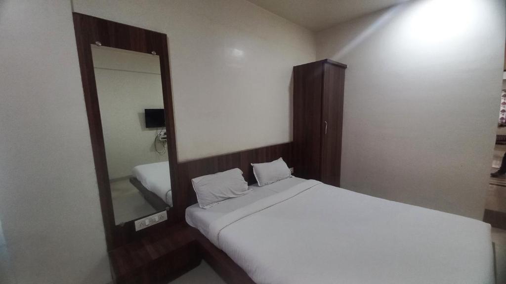 Postel nebo postele na pokoji v ubytování Hotel Namrata