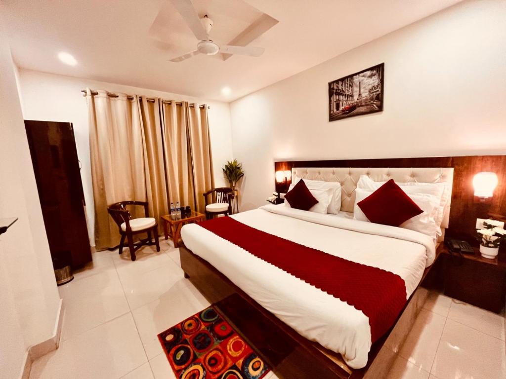 Postel nebo postele na pokoji v ubytování Hotel The Pacific- A luxury Hotel In Haridwar