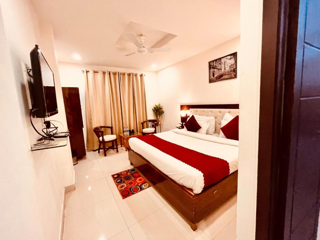 Postel nebo postele na pokoji v ubytování Hotel The Pacific- A luxury Hotel In Haridwar