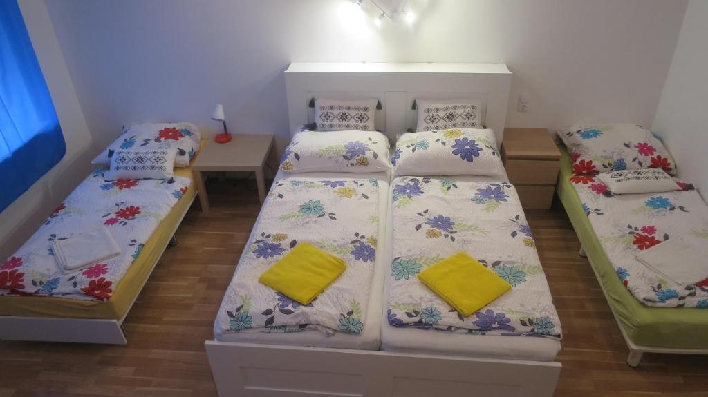 Habitación con 2 camas con cojines amarillos. en Apartments Messe-Prater, en Viena