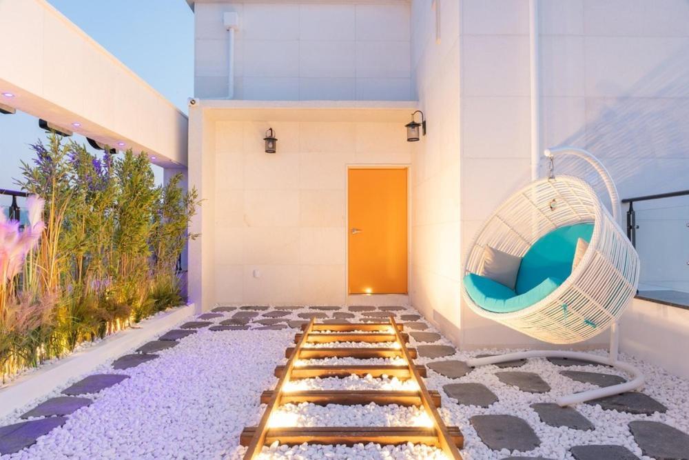 a room with a swing on the side of a building at Gangneung ST153 in Kyŏngp'o-mal