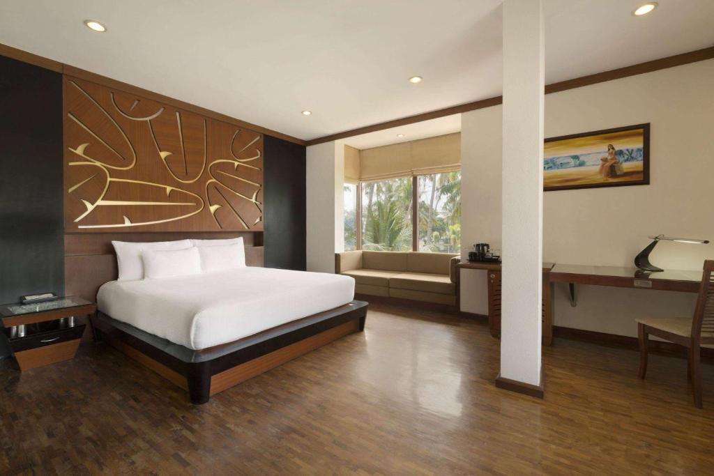 Postel nebo postele na pokoji v ubytování Ramada Resort by Wyndham Kochi