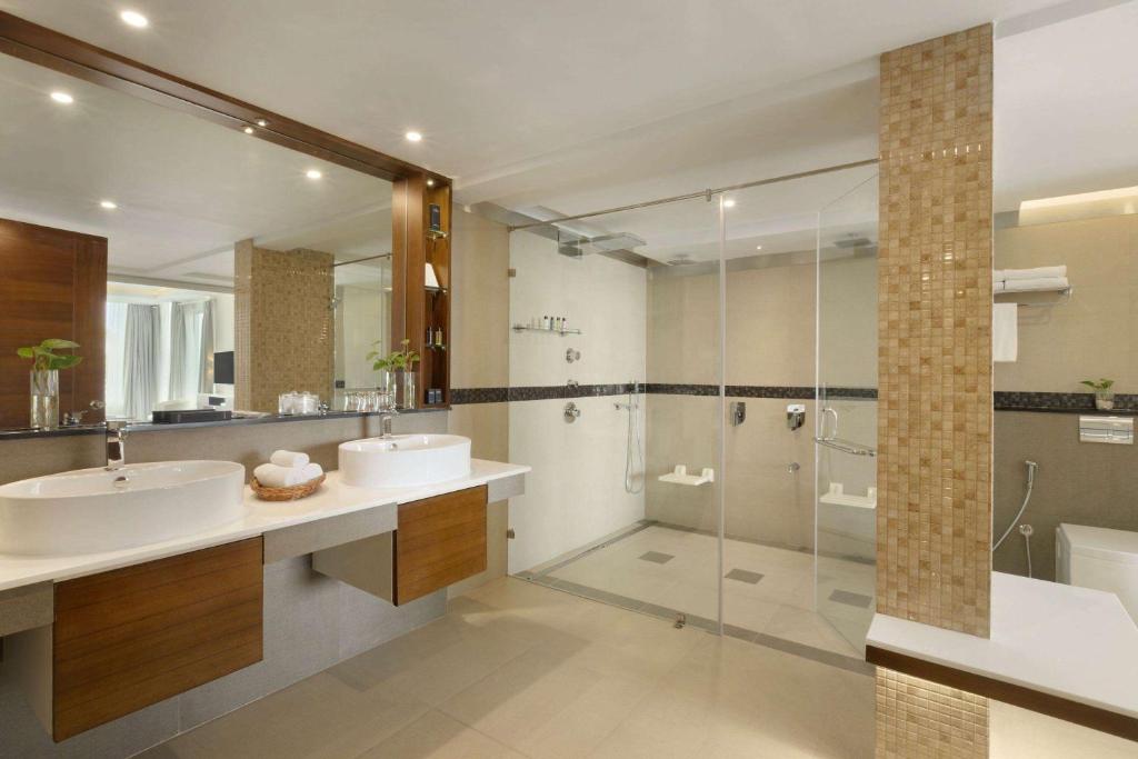 Koupelna v ubytování Ramada Resort by Wyndham Kochi
