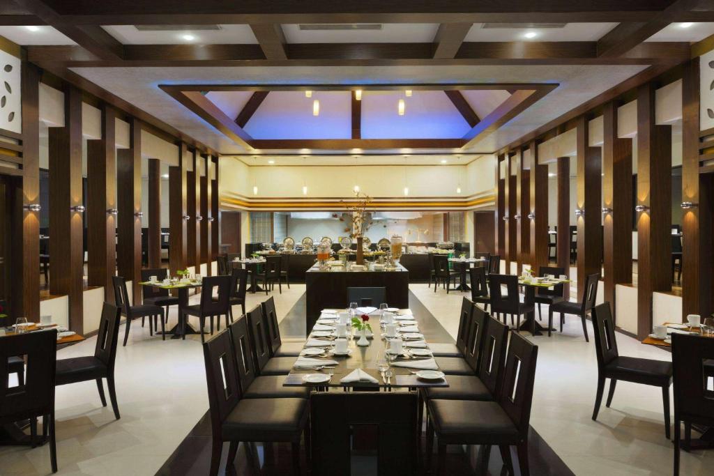 Restaurace v ubytování Ramada Resort by Wyndham Kochi