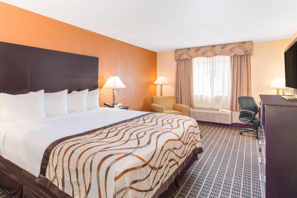 Baymont by Wyndham Muskegon photo