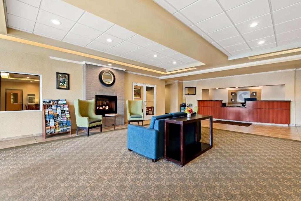 Comfort Inn & Suites Creswell photo