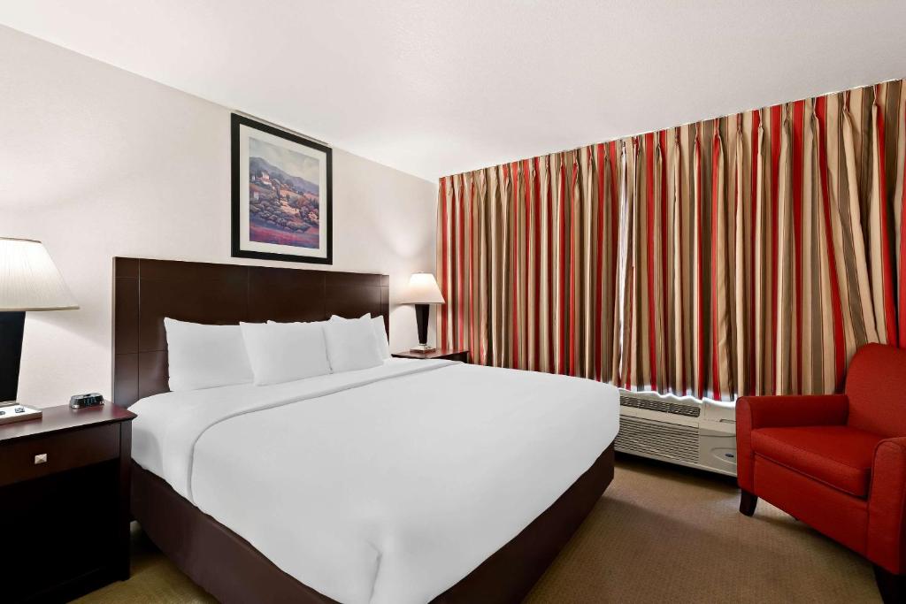 Comfort Inn & Suites Creswell photo
