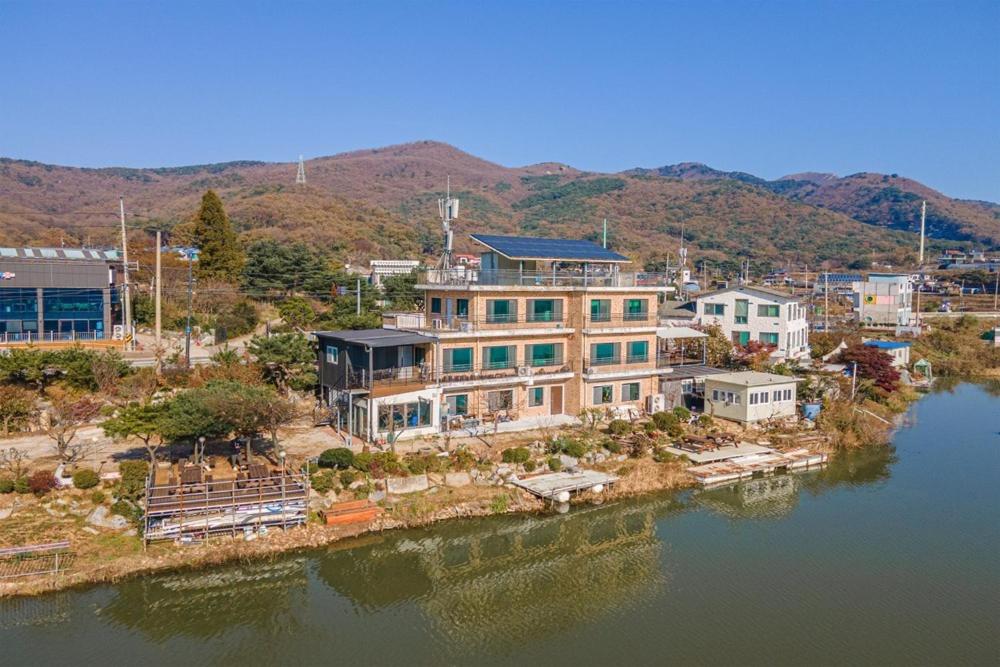 Peisaj natural din apropierea acestei pensiuni