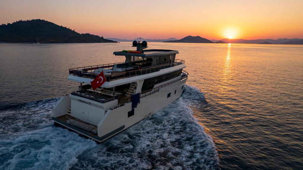 ein Boot im Wasser bei Sonnenuntergang in der Unterkunft Explorer Yacht in Fethiye