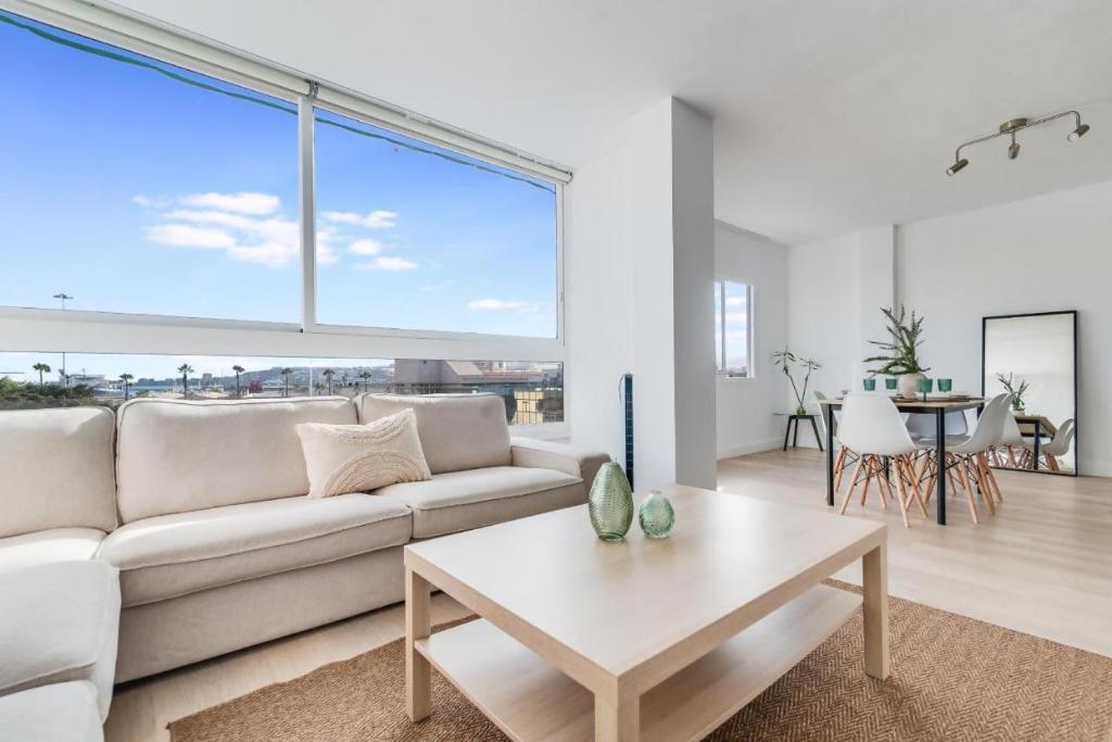un salon avec un canapé blanc et une table dans l'établissement El Mirador , Playa ,Vistas puerto,Wifi, à Las Palmas de Gran Canaria