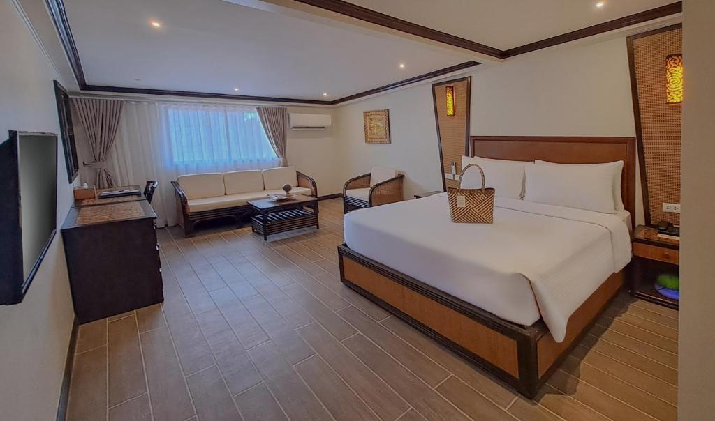 Postel nebo postele na pokoji v ubytování Red Coconut Beach Hotel Boracay