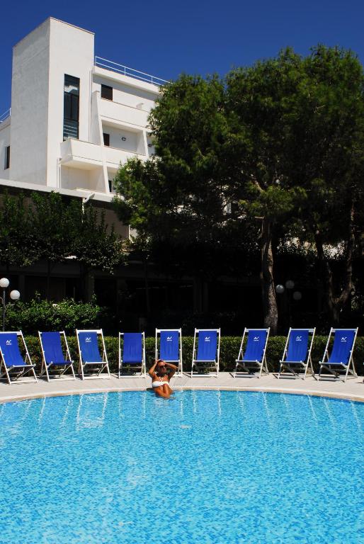 Bazén v ubytování Hotel Club Astor nebo v jeho okolí