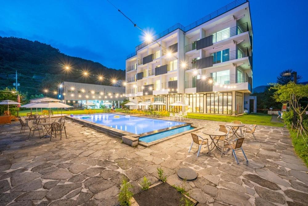 Bazén v ubytování Gapyeong the Bay Resort nebo v jeho okolí