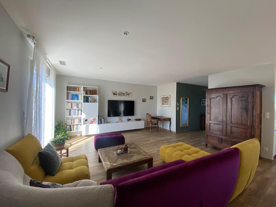 TV a/nebo společenská místnost v ubytování Villa moderne avec Piscine, grand terrain à 7 mn de la mer