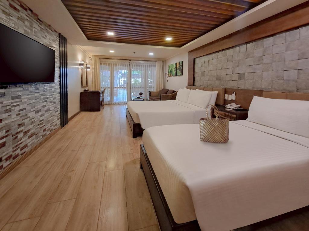 Postel nebo postele na pokoji v ubytování Red Coconut Beach Hotel Boracay