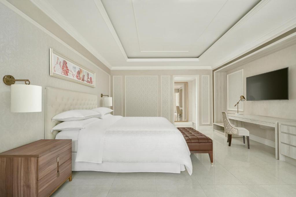 Postel nebo postele na pokoji v ubytování Sheraton Grand Danang Beach Resort & SPA