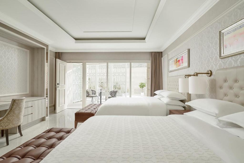 Postel nebo postele na pokoji v ubytování Sheraton Grand Danang Beach Resort & SPA
