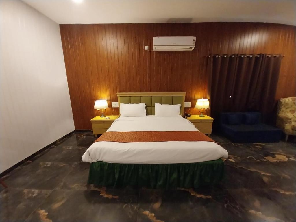 Postel nebo postele na pokoji v ubytování Mango Valley Resort Ganpatipule