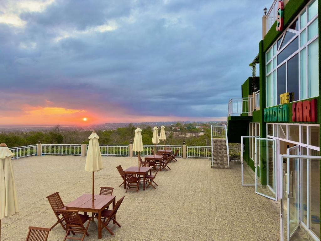 Východ nebo západ slunce při pohledu z hotelu nebo okolí