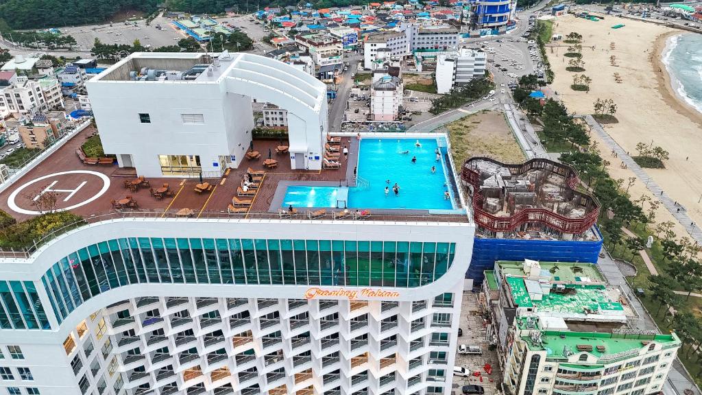 Bazén v ubytování Urbanstay Naksan Beach nebo v jeho okolí