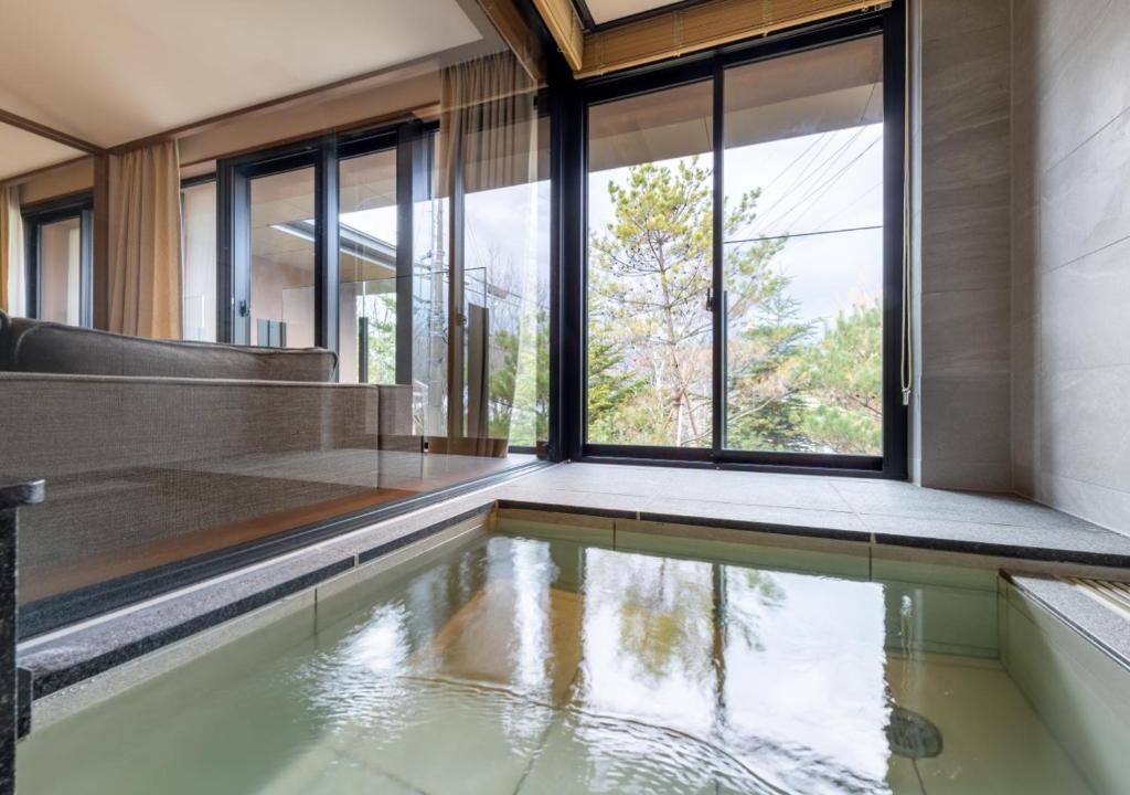 Bazén v ubytování Fufu Karuizawa Yokou No Kaze nebo v jeho okolí