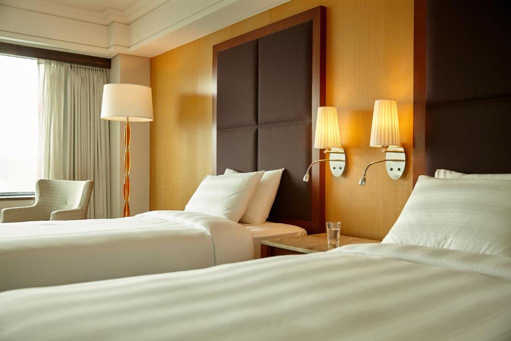 Postel nebo postele na pokoji v ubytování Lotte Hotel Busan