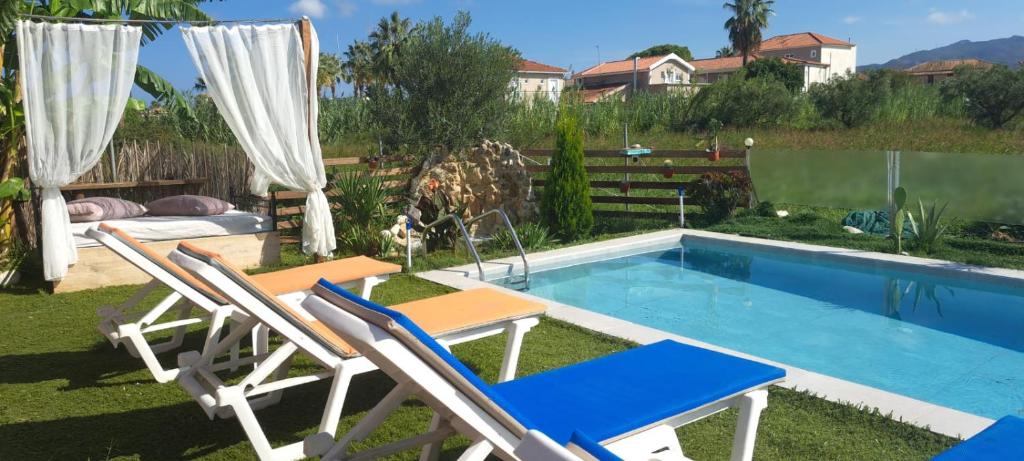 Bazén v ubytovaní Konstantinos holidays house alebo v jeho blízkosti