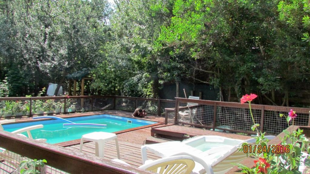 una piscina en una terraza de madera con Cabañas Tehuel en Las Gaviotas
