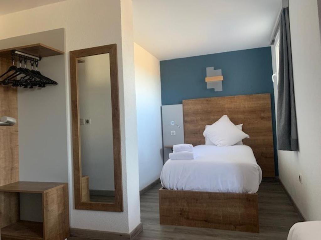Postel nebo postele na pokoji v ubytování Val Hôtel Montbéliard Sud