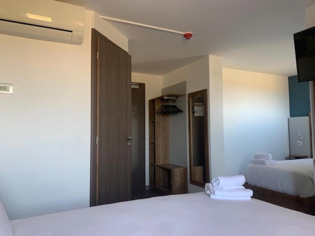 Postel nebo postele na pokoji v ubytování Val Hôtel Montbéliard Sud