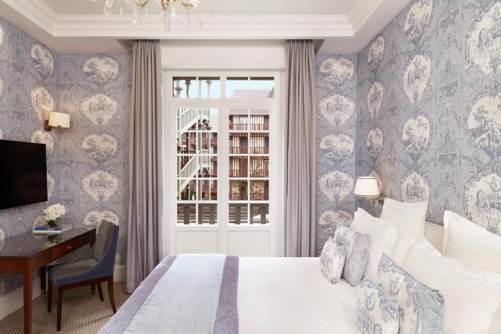 Кровать или кровати в номере Hôtel Barrière Le Normandy