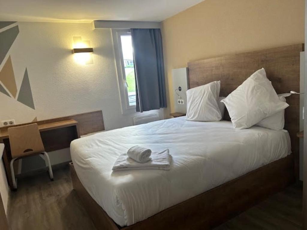 Postel nebo postele na pokoji v ubytování Val Hôtel Montbéliard Sud
