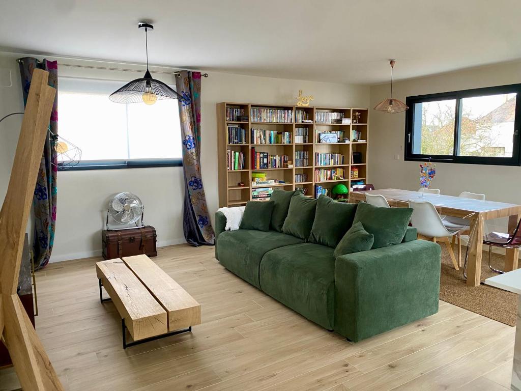 a living room with a green couch and a table at Chez Sam in Oberhausbergen