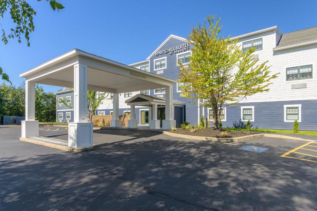 un gran edificio blanco con un pabellón delante en SpringHill Suites by Marriott Freeport Brunswick, en Freeport