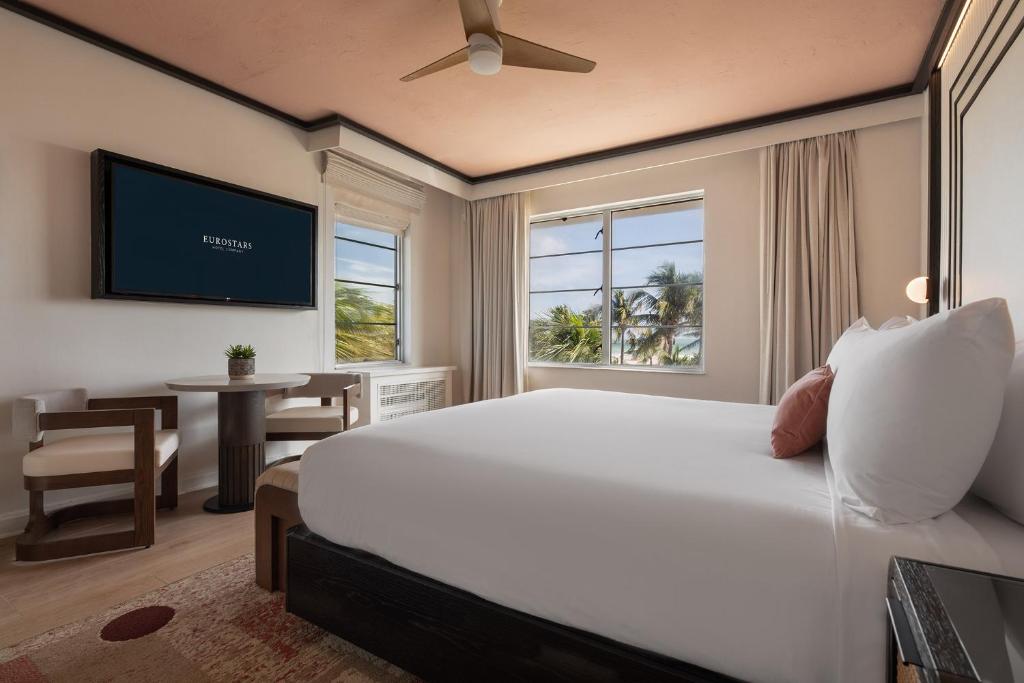 Postel nebo postele na pokoji v ubytování Eurostars Winter Haven Miami Beach