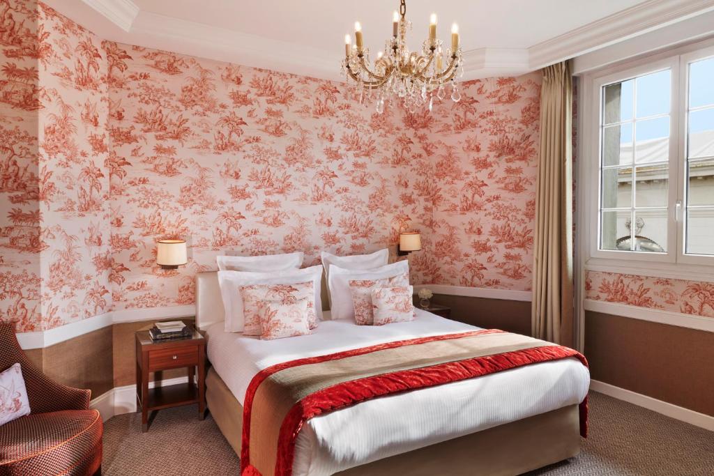Кровать или кровати в номере Hôtel Barrière Le Normandy