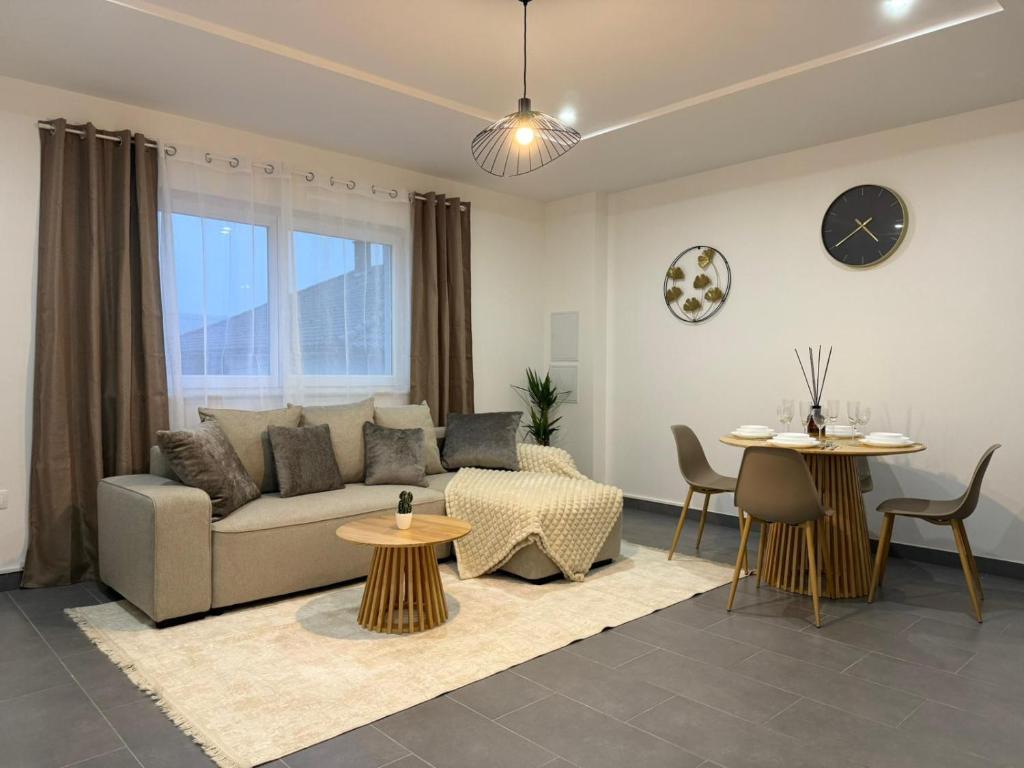 un salon avec un canapé et une table dans l'établissement Cosy & Dark Appartements, à Mundolsheim