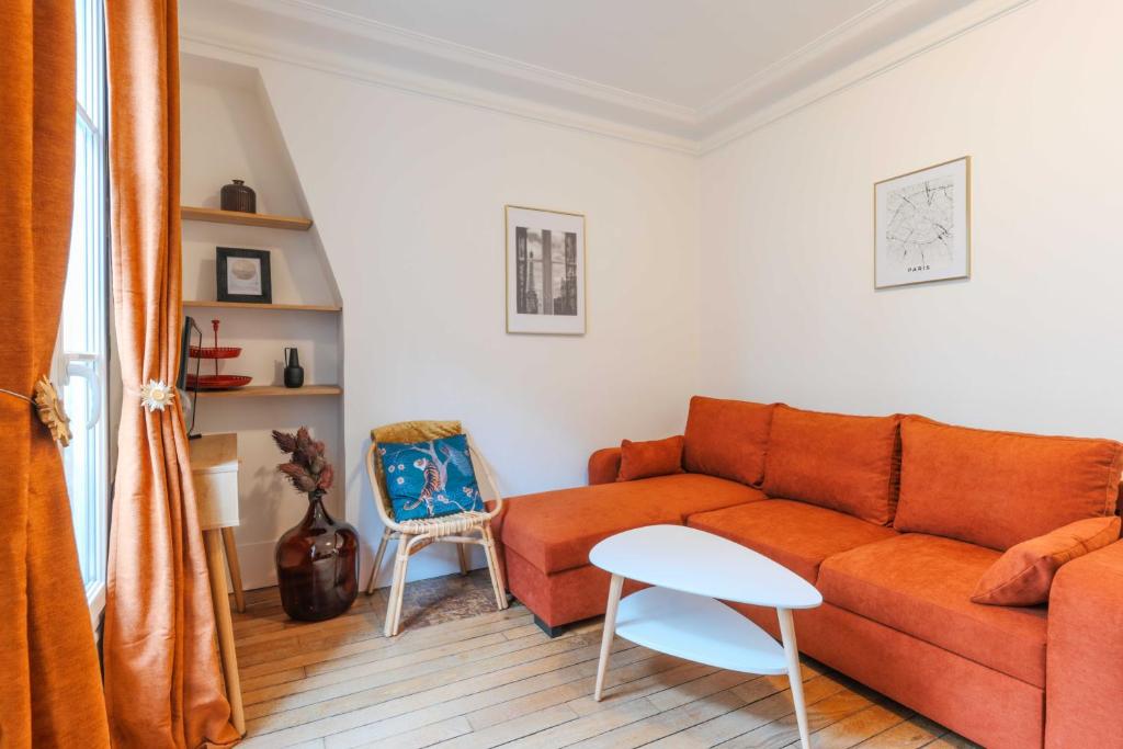 un salon avec un canapé et une table dans l'établissement Beautiful Apartment- 1BR-4P - Sacré-Cœur, à Paris