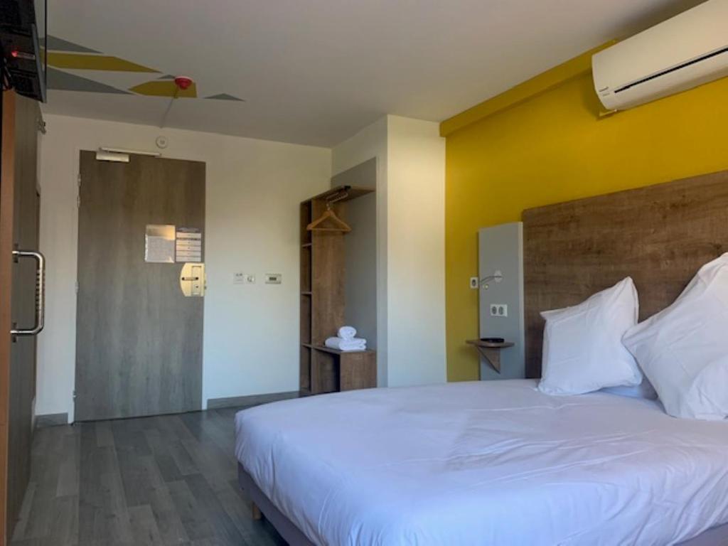 Postel nebo postele na pokoji v ubytování Val Hôtel Montbéliard Sud