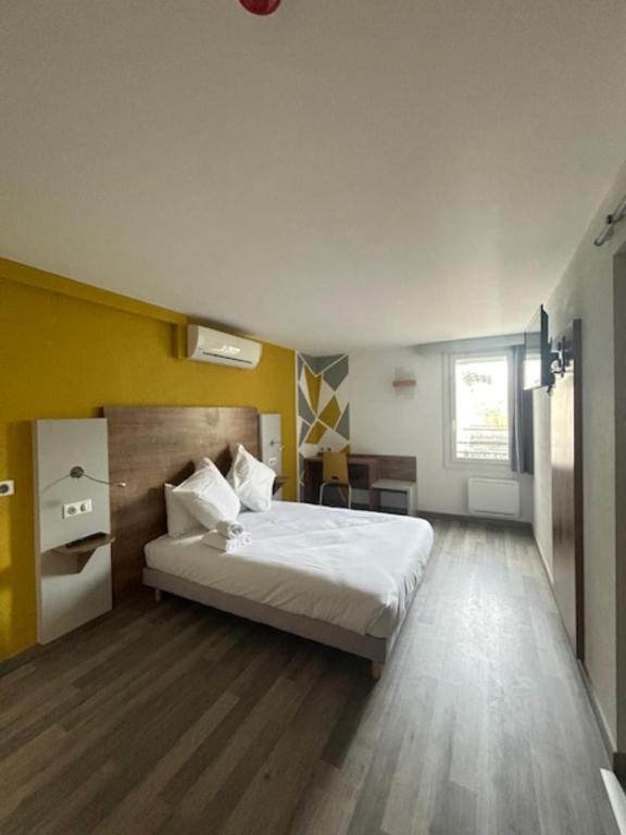 Postel nebo postele na pokoji v ubytování Val Hôtel Montbéliard Sud