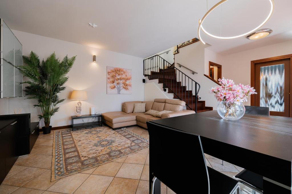Posezení v ubytování Casa di Iaio - 90 m2 apt with Free Wi-Fi, Netflix, Home Cinema & Parking