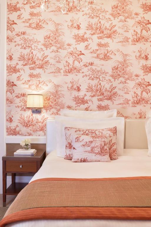 Кровать или кровати в номере Hôtel Barrière Le Normandy