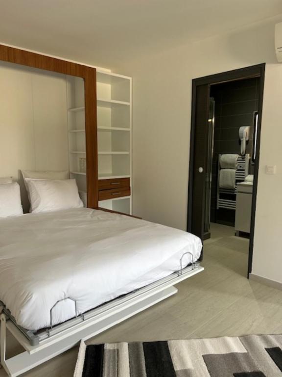 Postel nebo postele na pokoji v ubytování Val Hôtel Montbéliard Sud